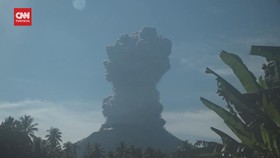 VIDEO: Gunung Api Ibu Halmahera Barat Erupsi. Suara Dentuman Terdengar