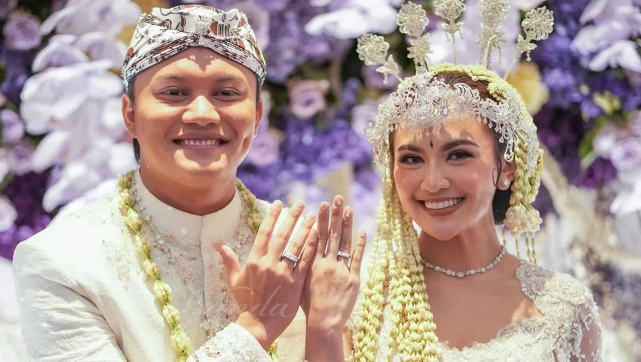 Wanda Ponika Wanda Ponika membuat cincin pernikahan Mahalini dan Rizky Febian