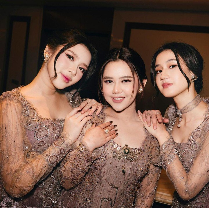 <p>Postingan tersebut pun langsung dibanjiri komentar netizen yang berbondong-bondong meminta bantuan Ziva untuk dijodohkan dengan seseorang. "Njip ga mau comblangin aku sama dia?" tulis akun <em>@pinam****.</em> "gimana klo buka jasa jd mak comblang.. testinya dah ada wkakakakakak," tulis akun <em>@julian****.</em> (Foto: Instagram@zivamagnolya)</p>