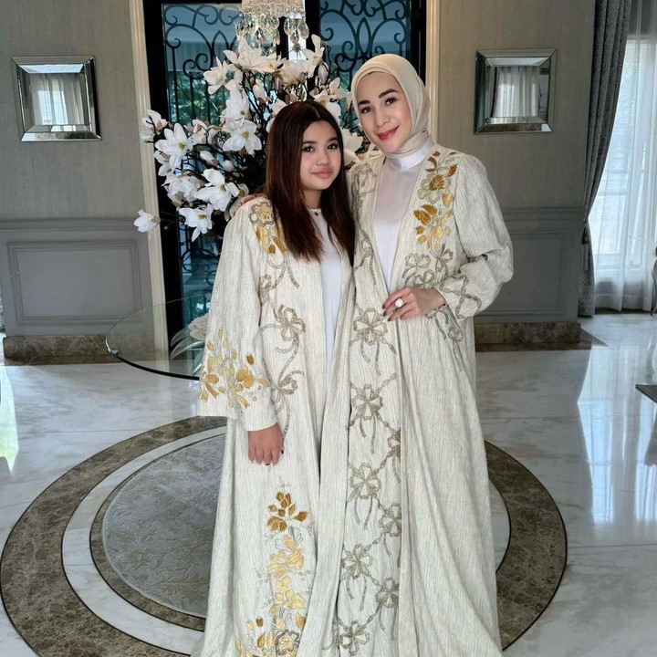 <p>Banyak netizen yang tidak menyangka kalau Arlova sudah beranjak remaja nih, Bunda. Mereka pun memuji kecantikan Arlova yang semakin mirip sang Bunda. (Foto: Instagram: @erintaulany)</p>
