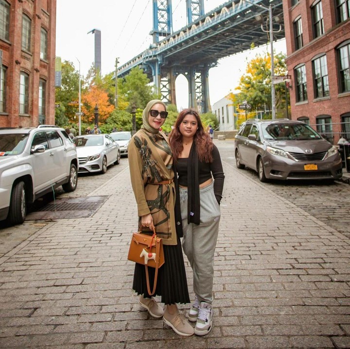 <p>Paras cantik Arlova selalu menarik perhatian netizen nih, Bunda. Di usianya yang hampir genap 13 tahun ini, penampilannya pun semakin fashionable dan modis. (Foto: Instagram: @erintaulany)</p>