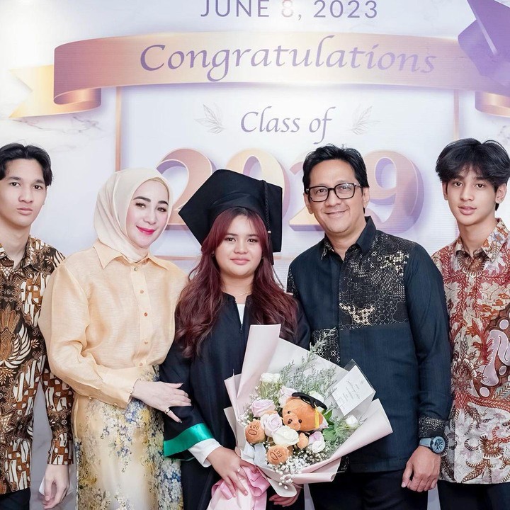 <p>Setelah menikah dengan Rien Wartia Trigina di tahun 2005, Andre Taulany dikaruniai 3 orang anak, Bunda. Kini, ketiganya pun sudah mulai beranjak besar. (Foto: Instagram: @erintaulany)</p>