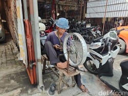 Suka Duka Eko, Sejak Belia Kerja Setel Pelek Motor demi Sekolahkan 7 Adiknya