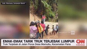 VIDEO: Emak-emak Tarik Truk Terjebak Lumpur
