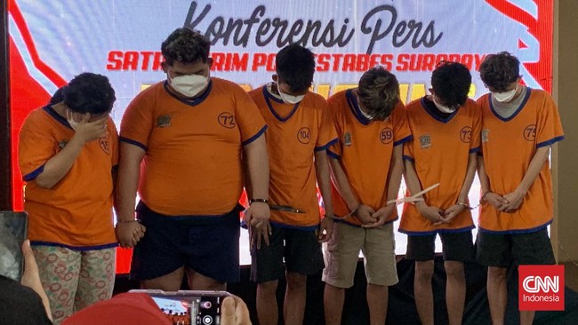 Anak-anak korban prostitusi di Surabaya diperbudak melayani 20 tamu sehari dari jam 15.00 sore sampai 03.00 pagi. Uang dari tamu dikuasai semua oleh muncikari.