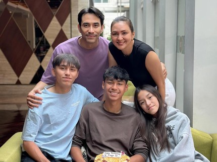 3 Th Terpisah, Donna Agnesia & Darius Bahagia Rayakan Ultah Anak Kedua Bersama Keluarga Lengkap