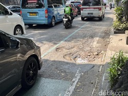 Kabel Menjuntai dan Lubang Jadi Penghias Jalan LLRE Martadinata
