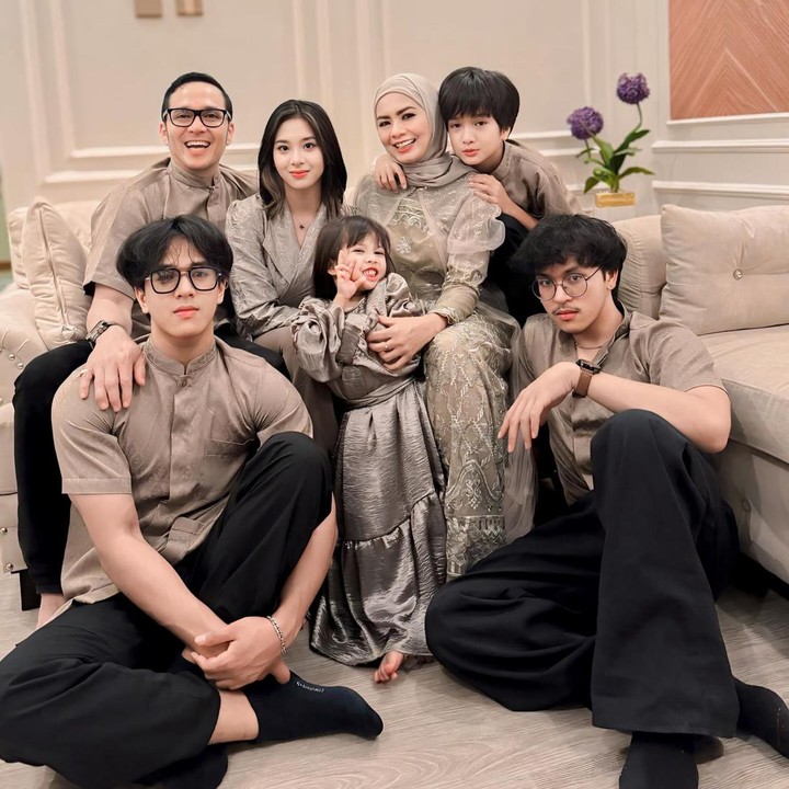 <p>Di samping itu, Akhmad Fadli menikah dengan Nur Ayu Chesty Maharani. Rumah tangga yang dibangun sejak 2000 ini dikaruniai 5 orang anak, termasuk Azizi Asadel alias Zee JKT48. (Foto: Instagram @superfadli dan @raninyafadli)</p>