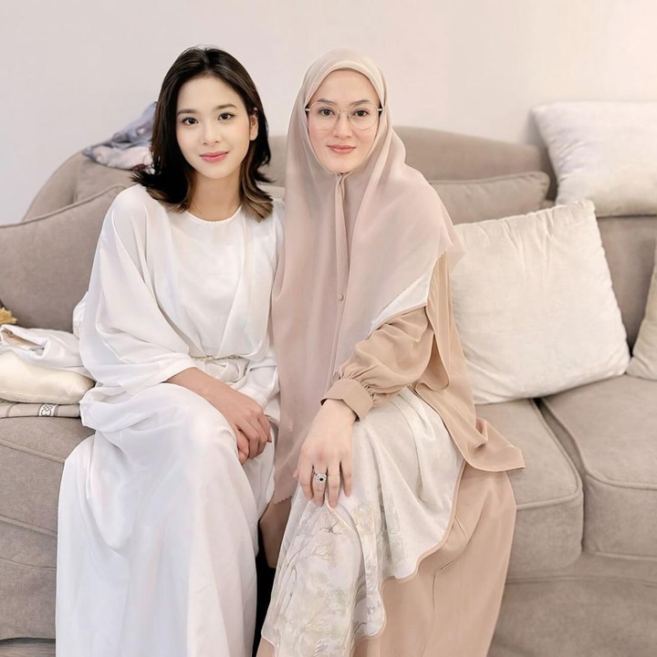 <p>Aktris sekaligus model Lyra Virna akhirnya bisa mengabadikan momen berduaan bareng sang keponakan Zee JKT48 nih, Bunda. Potret langka tersebut ia bagikan melalui akun Instagram pribadi. (Foto: Instagram @lyravirna)<br /><br /><br /></p>