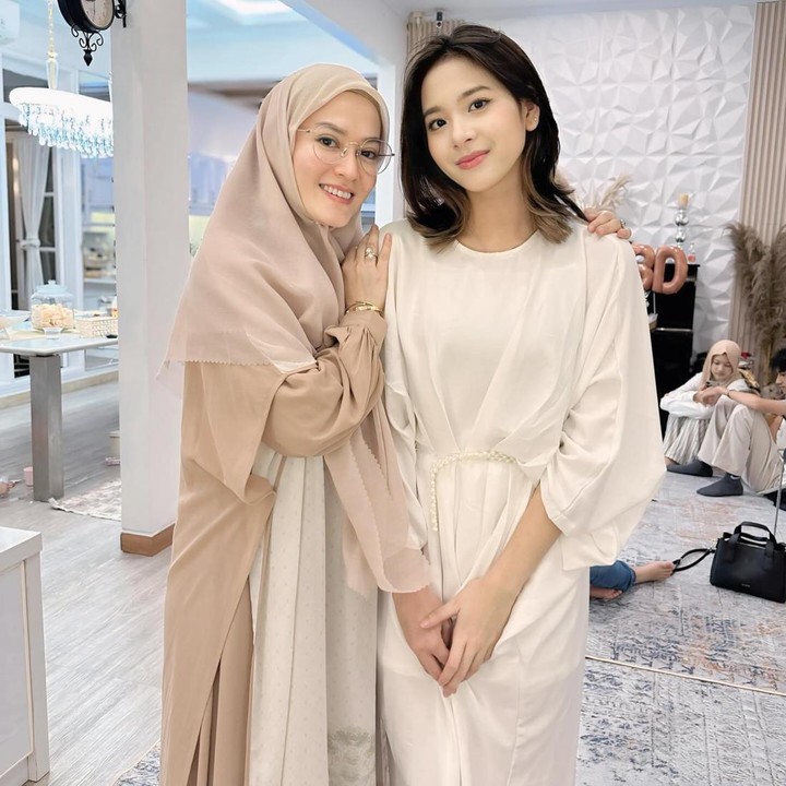 <p>Dalam unggahan tersebut, istri Fadlan Muhammad dan putri dari Ahmad Fadli ini disebut bak adik dan kakak oleh netizen, lho. "MasyaAllah Cantik dua2nya. Kaya adek kakak umi sm zee," kata akun @riri****. (Foto: Instagram @lyravirna) <br /><br /><br /></p>