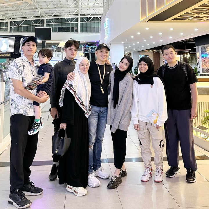 <p>Sebagai informasi, Lyra Virna dan Fadlan Muhammad menikah sejak 2013. Pasangan harmonis ini hidup bahagia bersama keenam anak mereka, Bunda.(Foto: Instagram @lyravirna) <br /><br /><br /></p>