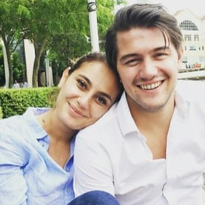 <p>Menariknya, Marissa Nasution turut membocorkan potret jadul yakni momen pertama kali bagi keduanya mengambil foto bersama. "Geser ke bagian akhir untuk melihat salah satu foto pertama yang kami ambil bersama," tuturnya. Berikut ini potret yang Marissa maksud, bagaimana menurut pendapat Bunda? (Foto: Instagram @marissaln)</p>