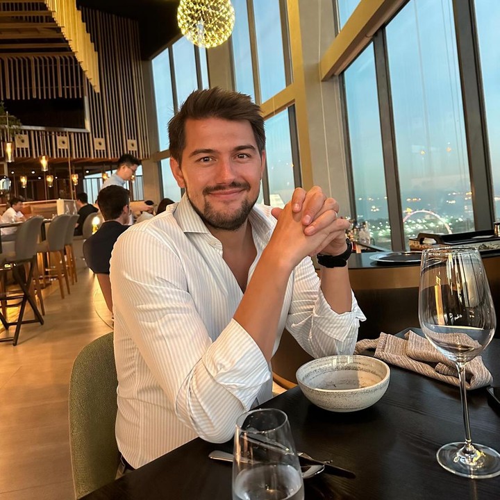 <p>Beberapa waktu yang lalu, bintang film 99 Cahaya di Langit Eropa tersebut membagikan potret perayaan ultah suami. Diketahui, hari spesial itu mereka rayakan dengan makan berdua di sebuah restoran. (Foto: Instagram @marissaln)<br /><br /><br /></p>