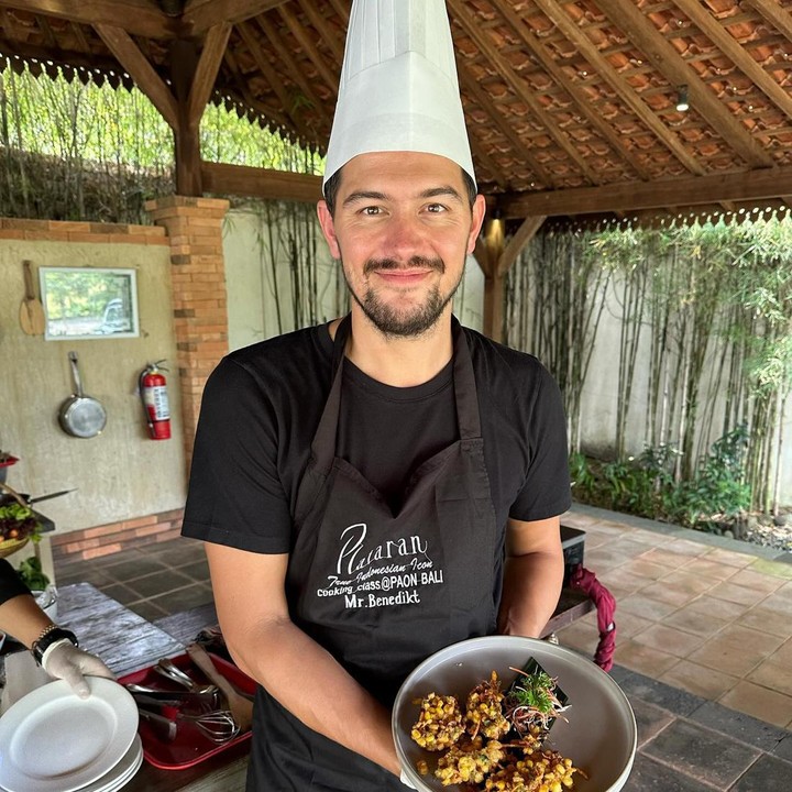 <p>Tak sampai di sana, Marissa juga membagikan beberapa potret sang suami lainnya. Mulai dari momen ketika bersama anak, hingga menjadi koki menyiapkan makanan.(Foto: Instagram @marissaln)<br /><br /><br /></p>