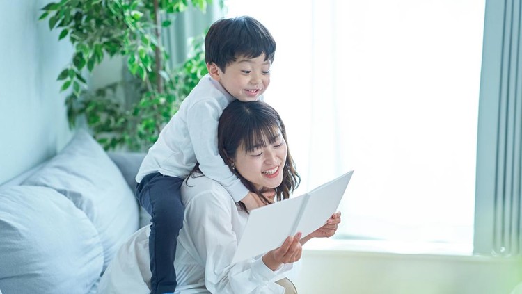 Membacakan buku anak Membacakan buku anak
