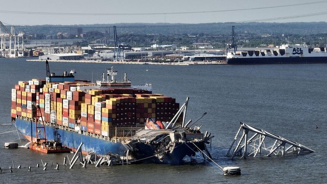 FOTO: Momen Jembatan Baltimore Diledakan Usai Ditabrak Kapal Kontainer