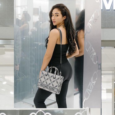 Dulu Isu Dekat dengan Sule, 7 Foto Naomi Zaskia Diduga Artis NZ yang Mesra dengan Politisi