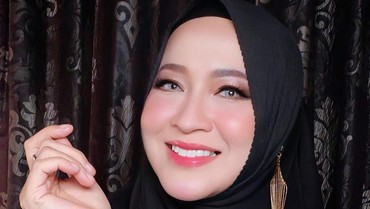 img-title Gaya Make-up Okie Agustina Setelah Cerai dari Gunawan Dwi Cahyo Bikin Syok