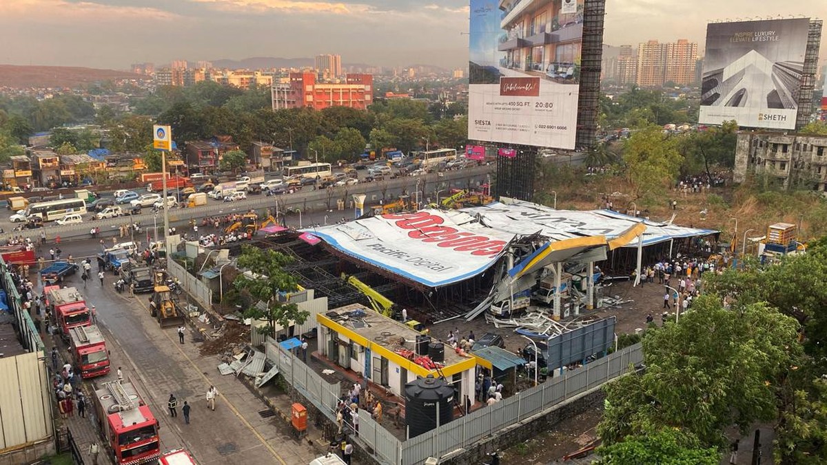 FOTO: Horor Papan Reklame Raksasa Tumbang di India, 14 Orang Tewas