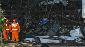 FOTO: Horor Papan Reklame Raksasa Tumbang di India, 14 Orang Tewas