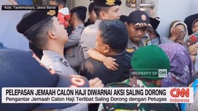 VIDEO: Pelepasan Jemaah Calon Haji Diwarnai Aksi Saling Dorong