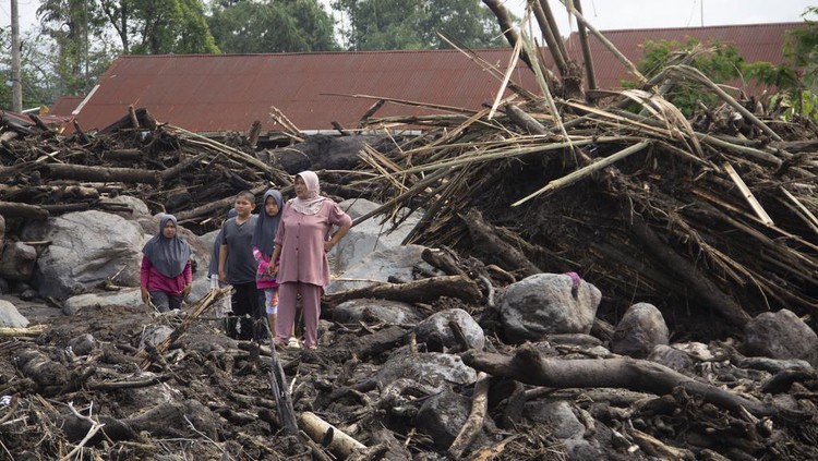 Banjir bandang menerjang sejumlah daerah di Sumatera Barat. Sejumlah rumah hancur hingga korban terus bertambah.