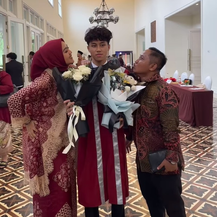 <p>"<em>Alhamdulillah</em> enggak terasa baru kemarin kayaknya masih tidur di atas perut sekarang sudah lulus SMP. Selamat Bang <em>@dracaenathaya</em> sekarang harus lebih mandiri, ya," tulis Narji. "Selamat ya Abang, makin gede makin dewasa, makin nurut kalau dibilangin. Yang rajin salatnya semoga dimudahkan segala sesuatunya sampai tercapai cita-cita Abang. <em>We love you </em>anak<em> Mbarep</em>," ucap Widiyanti. (Foto: Instagram: @diyan_narji)</p>
