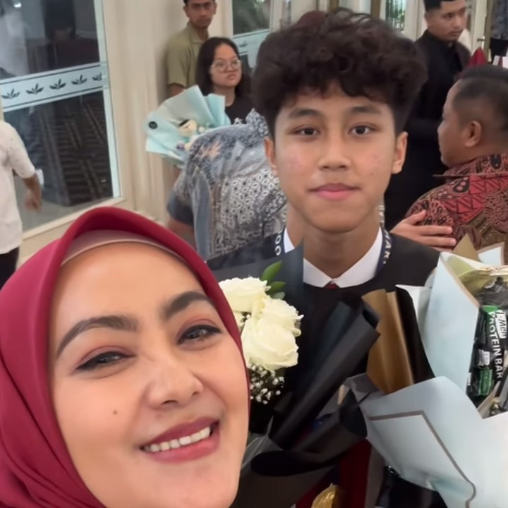 <p>Narji dan sang istri turut mengunggah momen kelulusan Dracaena pada laman Instagram-nya. Keduanya pun memberikan ucapan yang menyentuh untuk sang putra. (Foto: Instagram: @diyan_narji)</p>