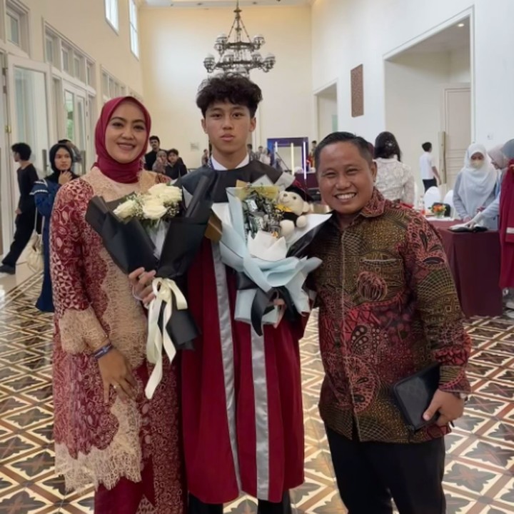 <p>Belum lama ini, Narji mengunggah momen kala Dracaena lulus dari SMP. Bersama sang istri, Narji dengan senang mendampingi putra sulungnya ini. (Foto: Instagram: @diyan_narji)</p>