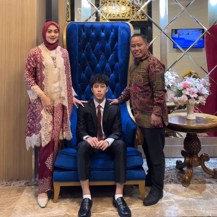 <p>Komedian Narji menikah dengan Widiyanti pada tahun 2008, Bunda. Setelah menikah, keduanya pun dikaruniai tiga orang anak berjenis kelamin laki-laki. (Foto: Instagram: @diyan_narji)</p>