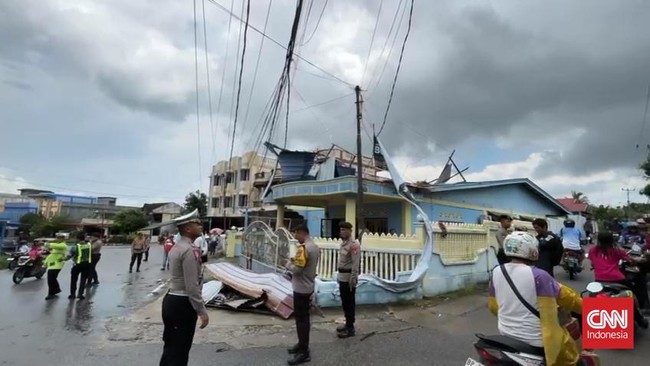 Puluhan rumah di Kabupaten Karimun, Kepulauan Riau rusak diterjang angin puting beliung.