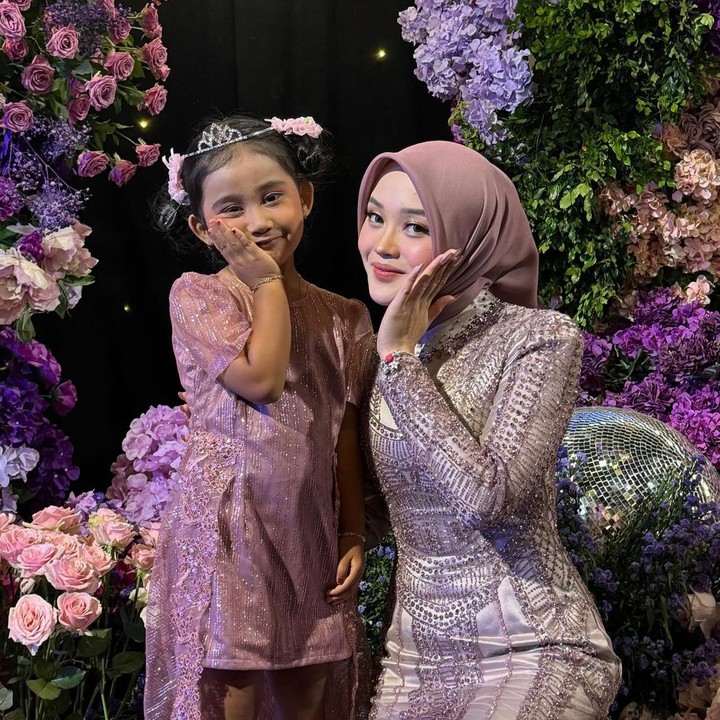<p>Momen Putri dan Bintang ini menuai banyak reaksi dari netizen, di antaranya menyebut kakak dan adik ini sama-sama terlihat cantik. "Bintang cantik banget kaya teh putri. Sama² cantiknya masyaallah," kata akun @dilan****. (Foto: Instagram @putridelinaa)</p>