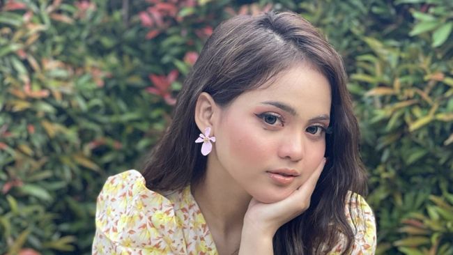 Putri Isnari, jebolan D'Academy, menjelaskan alasan memakai banyak emas saat menikah dengan suaminya karena permintaan keluarga mertua.