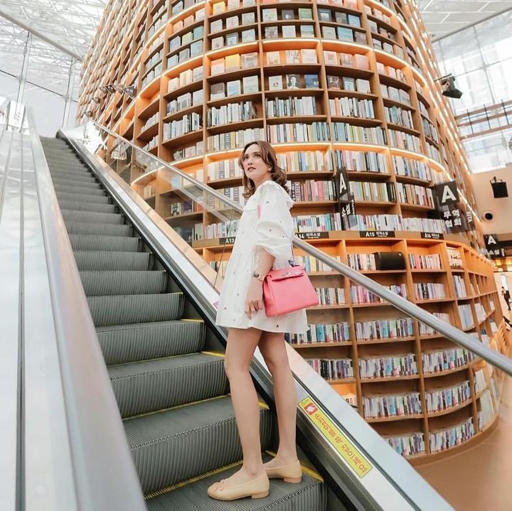<p>Selama di Korea, Shandy mengunjungi tempat-tempat yang <em>Instagramable</em> nih. Jadi, cocok banget mengabadikan momen di tempat itu dengan <em>outfit</em>-nya yang modis dan anggun. (Foto: Instagram @shandyaulia)</p>