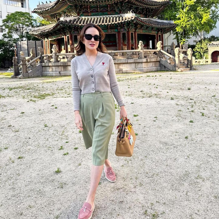 <p>Di foto lain, Shandy mengenakan pakaian <em>casual</em> dengan cardigan abu-abu dan celana model 3/4 berwarna hijau muda. Perempuan 36 tahun ini melengkapi penampilan yang modis dengan tas berwarna kuning dan sepatu pink. (Foto: Instagram @shandyaulia)</p>