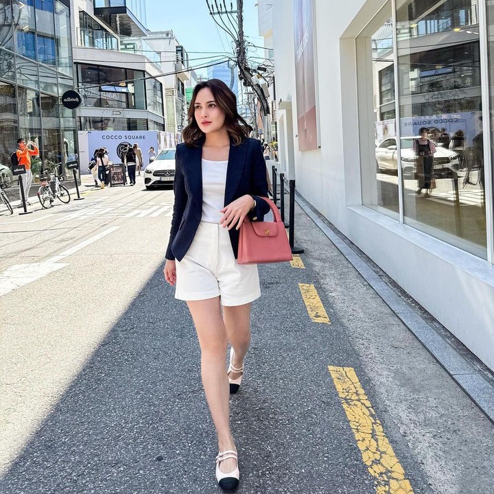<p>Selain pakaian yang modis, Shandy juga menata rambutnya se-<em>casual</em> mungkin nih. Ia sengaja membiarkan rambut model semi-<em>curly</em>-nya terurai. (Foto: Instagram @shandyaulia)</p>