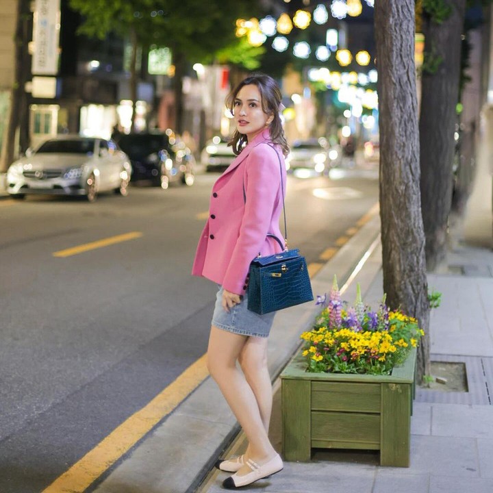 <p>Dalam satu potret di jalanan kota Seoul, Shandy tampak modis mengenakan blazer merah muda yang dipadu padankan dengan rok pendek jeans. Penampilan semi <em>casual</em>-nya ini terlihat semain trendi dengan tas kulit cantik berwarna biru. (Foto: Instagram @shandyaulia)</p>