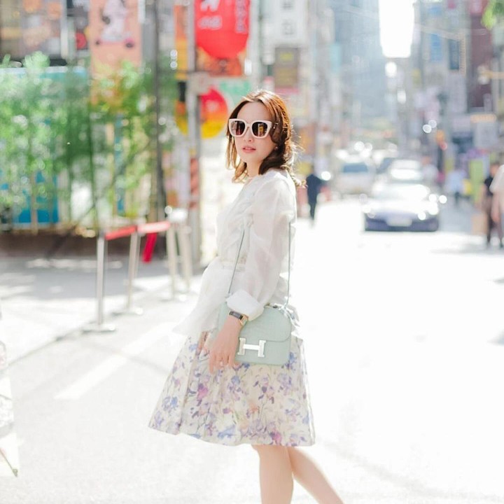 <p>Gaya berbusana pemain film<em> Eiffel... I'm in Love</em> ini selama di Korea banyak menuai pujian dari netizen, Bunda. "Baju2 yg di pakai kak shandy kenapa selalu cocok cantikk , simple tpi elegan," tulis netizen dengan akun @ni***. (Foto: Instagram @shandyaulia)</p>