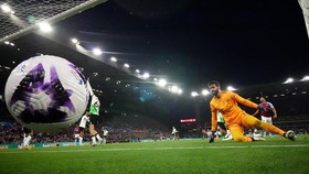 FOTO: Liverpool Tersandung di Villa Park