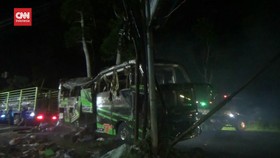 VIDEO: Supir Bus Putera Fajar Tersangka Kasus Kecelakaan Maut Subang