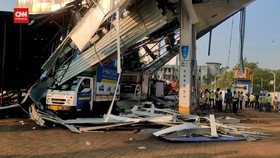 VIDEO: Korban Tewas Tertimpa Reklame Rubuh di Mumbai Jadi 14 Orang