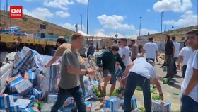 VIDEO: Massa Israel Blokade Truk dan Injak-injak Bantuan ke Gaza