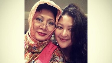 img-title Diasuh Sejak Kecil, 7 Potret Hangat Danvy Rukmana Bareng Tutut Soeharto bak Ibu Kandung