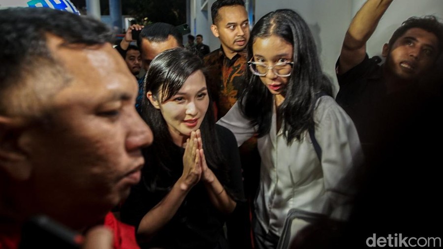 10 Jam Diperiksa Kejagung, Sandra Dewi Bungkam