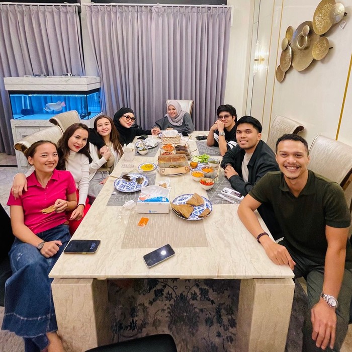 Aaliyah Massaid dan Thariq Halilintar Thariq Halilintar Resmi Melamar Aaliyah Massaid, Ini 5 Potretnya!