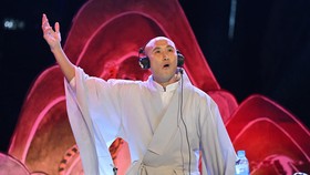 FOTO: Siar Nilai Buddha dalam Lagu EDM karya 'Biksu' NewJeansNim