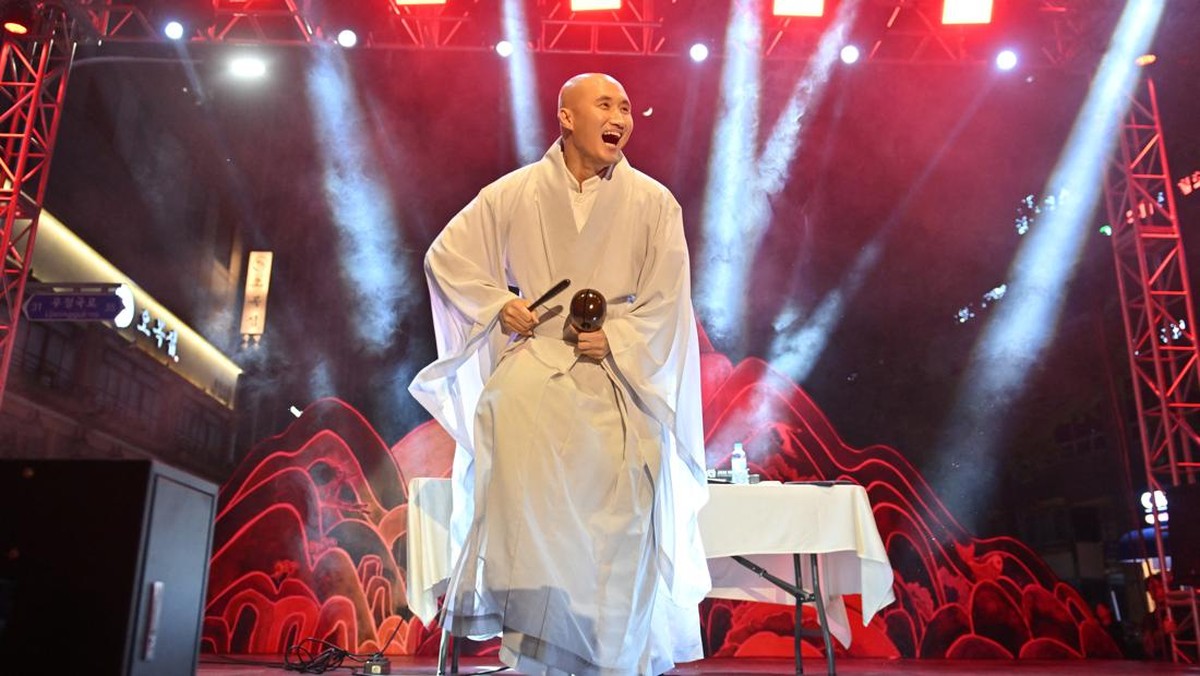 FOTO: Siar Nilai Buddha dalam Lagu EDM karya 'Biksu' NewJeansNim