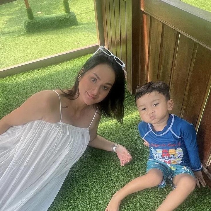 <p>Aktris Tengku Dewi Putri saat ini tengah menjalani kehamilan anak kedua, Bunda. Saat ini, usia kehamilannya sudah mencapai trimester ketiga lho. Tak lama lagi, anaknya yang bernama Eshan akan menjadi seorang kakak. (Foto: Instagram @tengkudewiputri_tdp).</p>