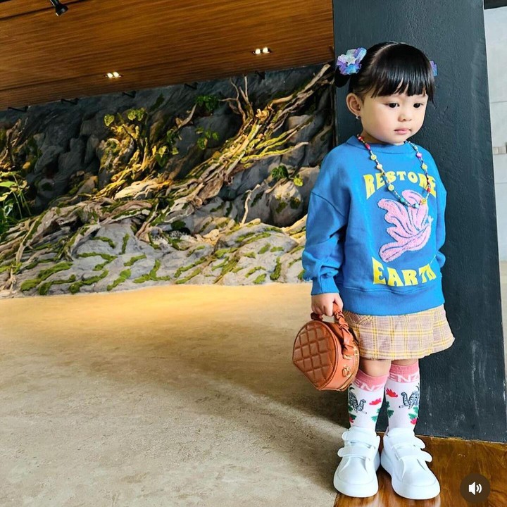 <p>Dalam sebuah kesempatan, Ameena terlihat tampil dengan <em>crewneck</em> lengan panjang warna biru dan rok pendek yang kasual. Tidak lupa, ia juga menambahkan tas jinjing kecil warna cokelat. (Foto: Instagram: @ameenaatta)</p>