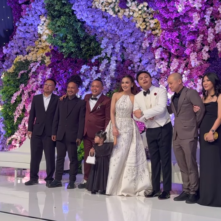 <p>Penampilan terbaru Ameena dengan tas kecilnya ini juga menarik perhatian netizen kala ia menghadiri pernikahan Rizky Febian dan Mahalini. Ameena terlihat cantik mengenakan <em>dress</em> hitam dan tas warna putih. (Foto: Instagram: @ameenaatta)</p>